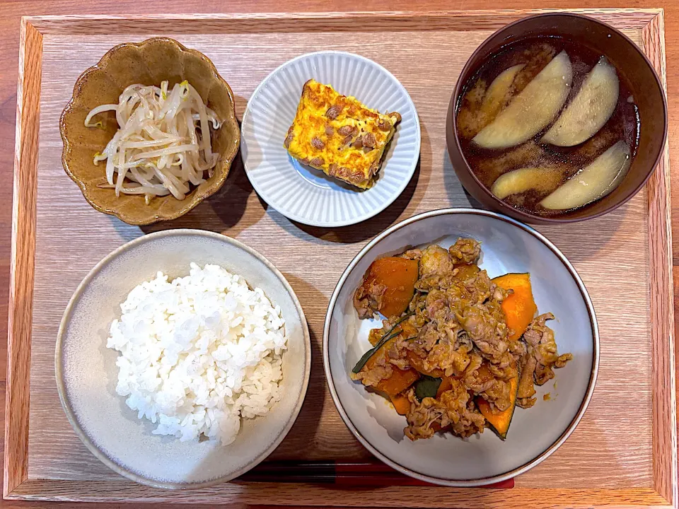 夜ご飯(かぼちゃと豚肉の甘辛炒め、納豆卵焼き、もやしナムル、ナスしめじの味噌汁)|cocomikaさん