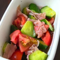 生ハムとトマトときゅうりのサラダ|ぱんだのままんさん
