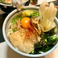 石丸製麺の半生うどんは18〜２０分茹で。
今日は、ワカメ、きつね、肉、月見で。
煎りたてのゴマと生姜とワケギをたっぷりで。|Takeshi  Nagakiさん