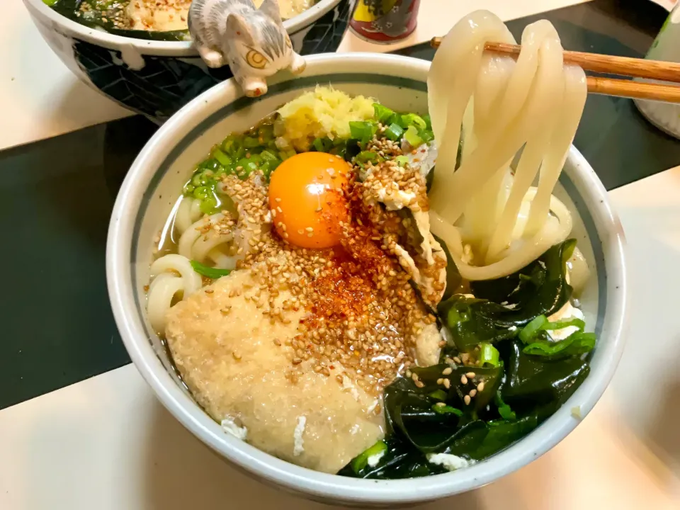 石丸製麺の半生うどんは18〜２０分茹で。
今日は、ワカメ、きつね、肉、月見で。
煎りたてのゴマと生姜とワケギをたっぷりで。|Takeshi  Nagakiさん