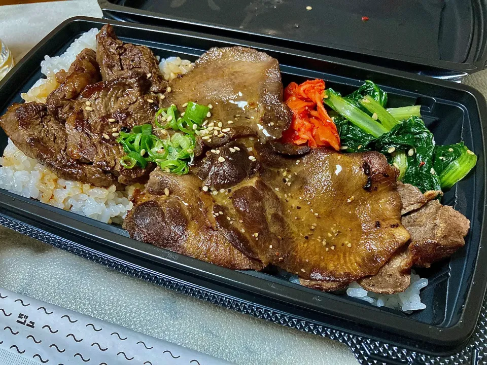 熟成ハラミと塩タン焼肉弁当🍖|Kojiさん