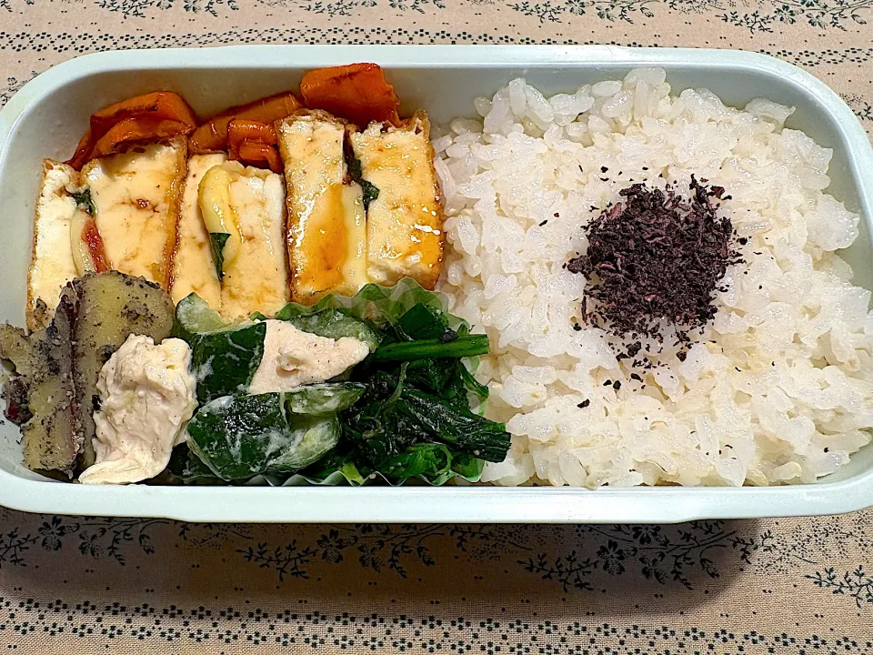 梅しそ厚揚げ焼き（人参を添えて）、ほうれん草胡麻和え、きゅうりささみマヨ和え、カリカリしない大学芋|おかーたまさん