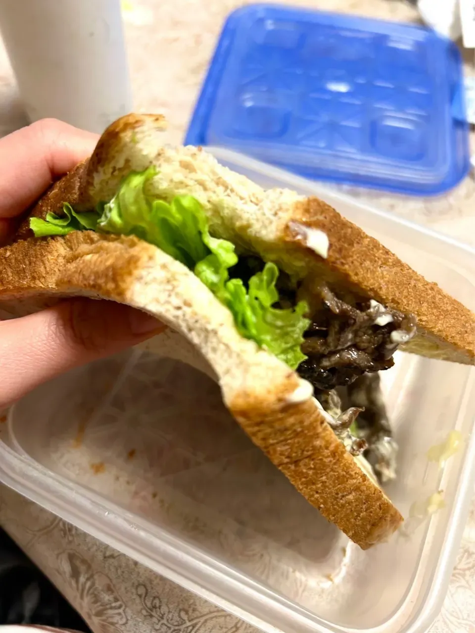 お手軽ごちそう焼肉バーガー風サンド　もっとバーガーパン出回ればいいのに　#焼肉　#サンドイッチ|おたこすさん