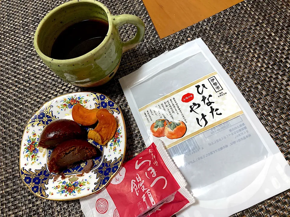 伊勢で買ってきた天然記念物の蓮台寺柿のドライフルーツと奈良土産のらほつ饅頭はじめまして。|さくたえさん