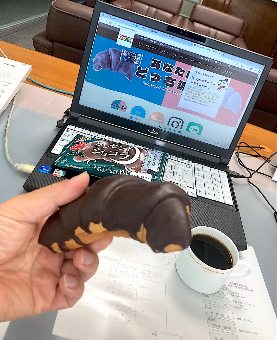 今日の昼ご飯　ロングライフパンの「コモ」さんの「クレセント ショコラ」をいただきまーす😋|なびさん