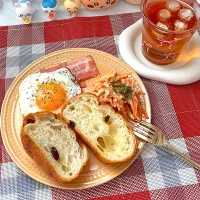 ベーコンエッグとバターレーズンブレッド