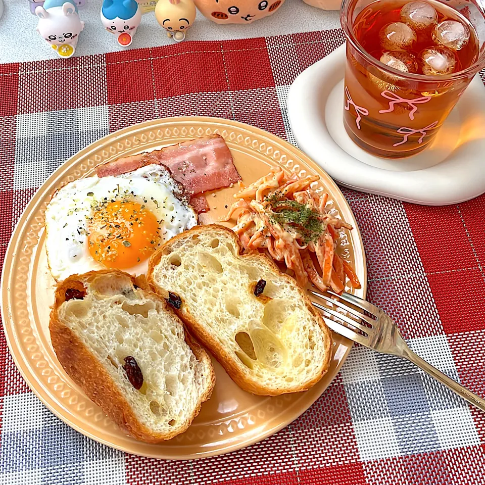 ベーコンエッグとバターレーズンブレッド|めいさん