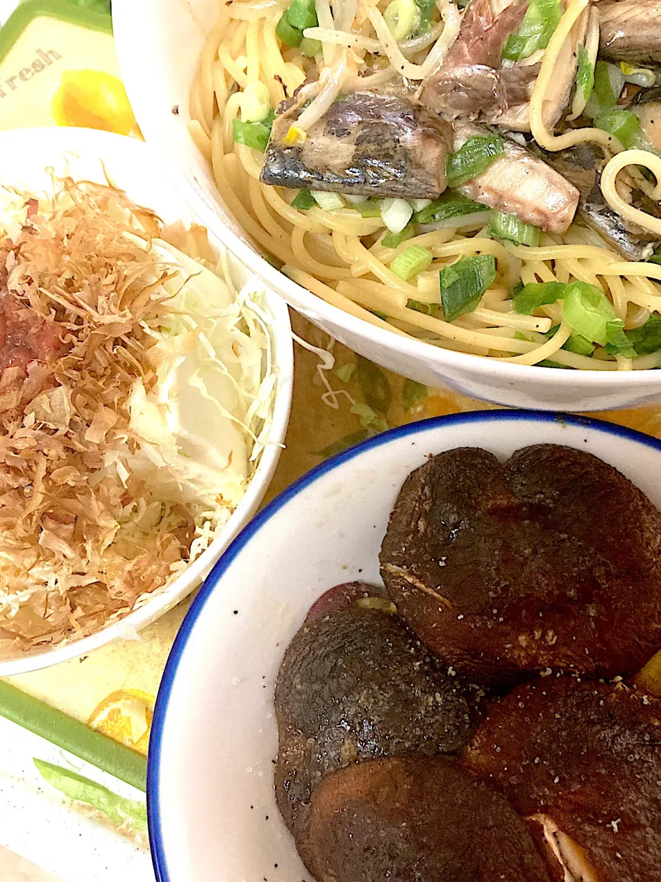 鯖缶ペペロンチーノ、焼き椎茸、サラダ|まみみさん