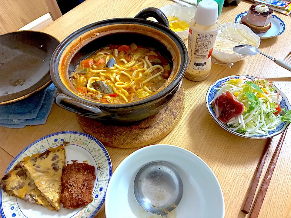 トマト鍋の〆うどん、白身魚フライ、鶏もも入りオープンオムレツ、自家製タルタルソース、生ハムサラダ、胡麻ドレッシング、ブルーベリームースのケーキ。|くろーぶやんさん