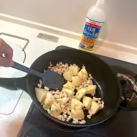 今日の晩ご飯④  鶏むね挽き肉に完全に火が通り、また細かくそぼろ状になったところで、電子レンジにかけたじゃがいもを投入してさらに炒めます|なびさん