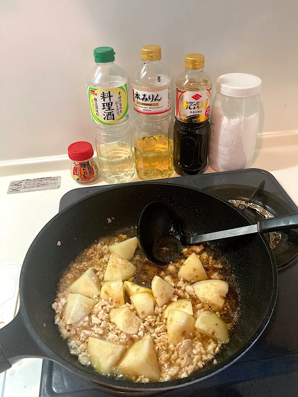 今日の晩ご飯⑤  水、ほんだし、醤油、酒、みりん、砂糖を入れて煮込みます。|なびさん