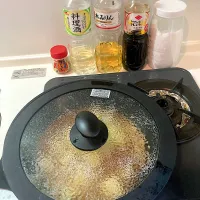 今日の晩ご飯⑥  じゃがいもにしっかり火が通るように、また煮崩れないように、フライパンに蓋をし、とろ火で煮込みます|なびさん