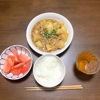 今日の晩ご飯⑧  じゃがいものそぼろ煮　ボウルによそり、グリーンピースをのせてテーブルにサーブし、いただきまーす😋|なびさん