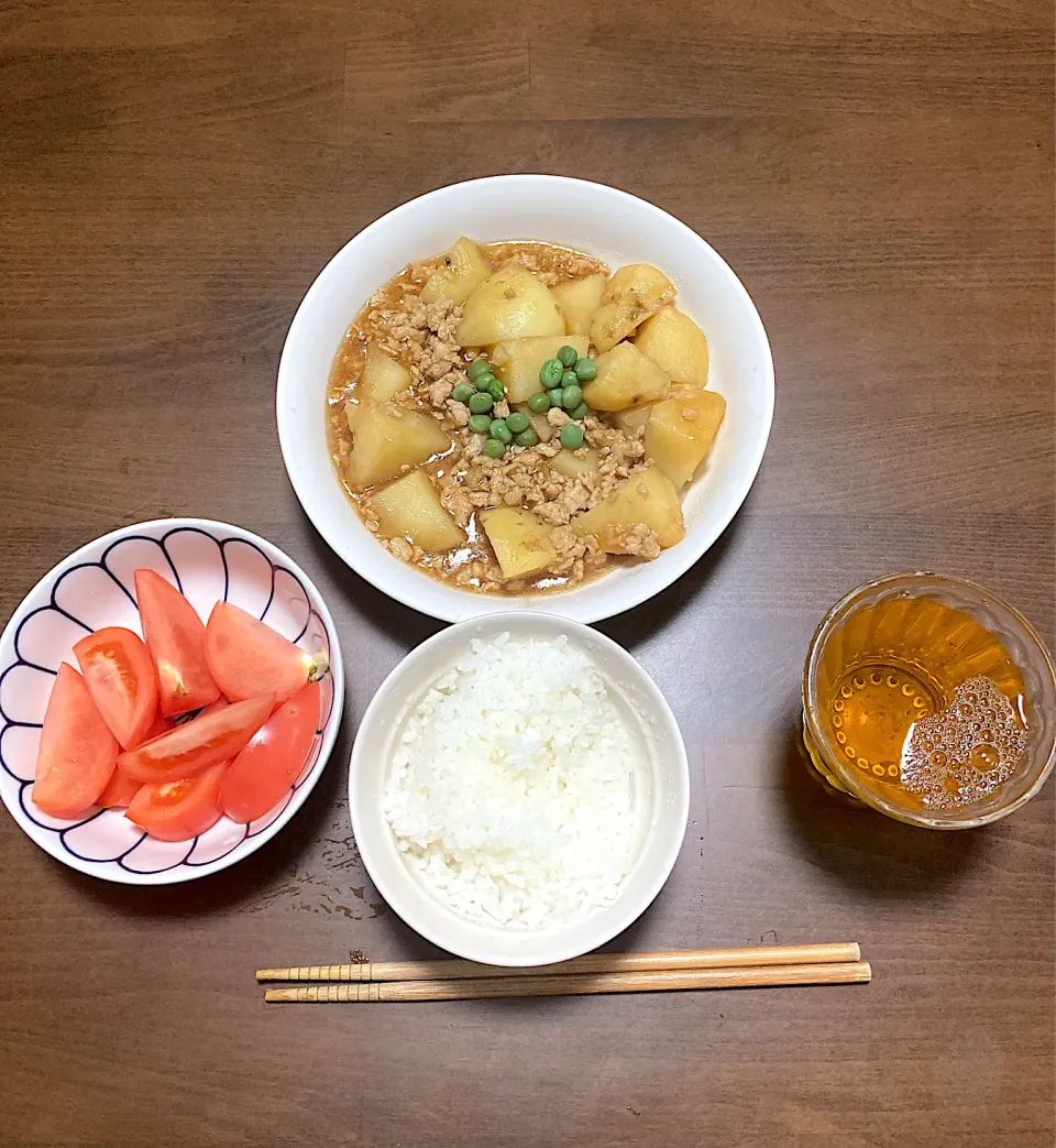 今日の晩ご飯⑧  じゃがいものそぼろ煮　ボウルによそり、グリーンピースをのせてテーブルにサーブし、いただきまーす😋|なびさん