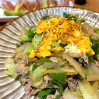 豚野菜炒めに半熟炒り卵のっけただけ|じゅんさんさん