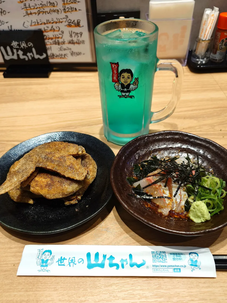博多・世界の山ちゃんの幻の手羽先、ごまカンパチと酎ハイ（ラムネ）|すーさん