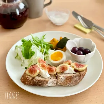 Snapdishの人気料理写真:ぜいたくだったな　いちじくのオープンサンド