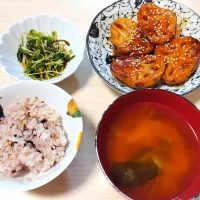 2025 1110　和風れんこんハンバーグ　豆苗ナムル　たまねぎとわかめのお味噌汁|いもこ。さん