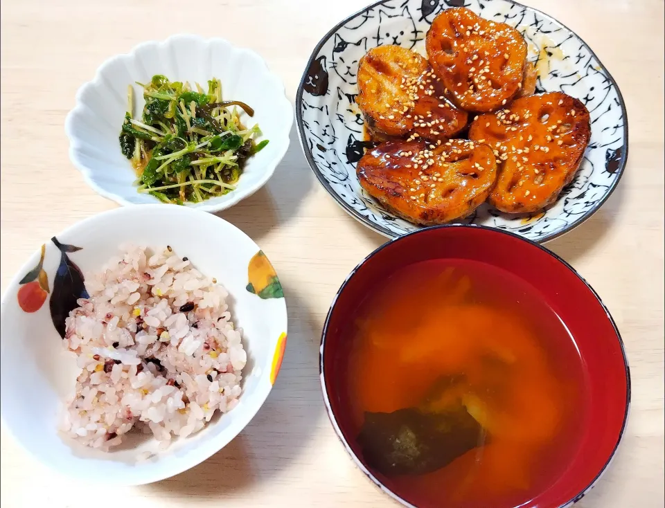2025 1110　和風れんこんハンバーグ　豆苗ナムル　たまねぎとわかめのお味噌汁|いもこ。さん