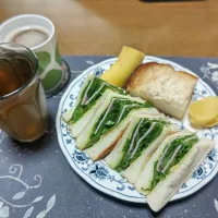 トーストサンドイッチ、ツナトースト、沢庵、ホットコーヒー、六条麦茶、バナナ(朝飯)|enarinさん