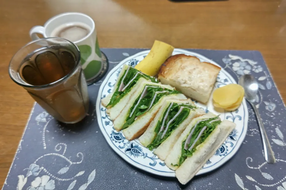 トーストサンドイッチ、ツナトースト、沢庵、ホットコーヒー、六条麦茶、バナナ(朝飯)|enarinさん