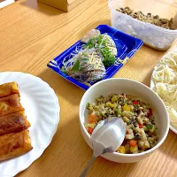 春巻き、豚こまと茄子の味噌つけソーメン、鰯のお造り、きのこマリネ、ガパオ。|くろーぶやんさん