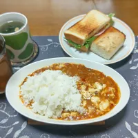 麻婆豆腐ライス、ツナトースト、カットワカメ&フライドガーリック&乾燥スライスにんにく入りたまねぎスープ、六条麦茶、手作り牛乳プリン(昼飯)|enarinさん