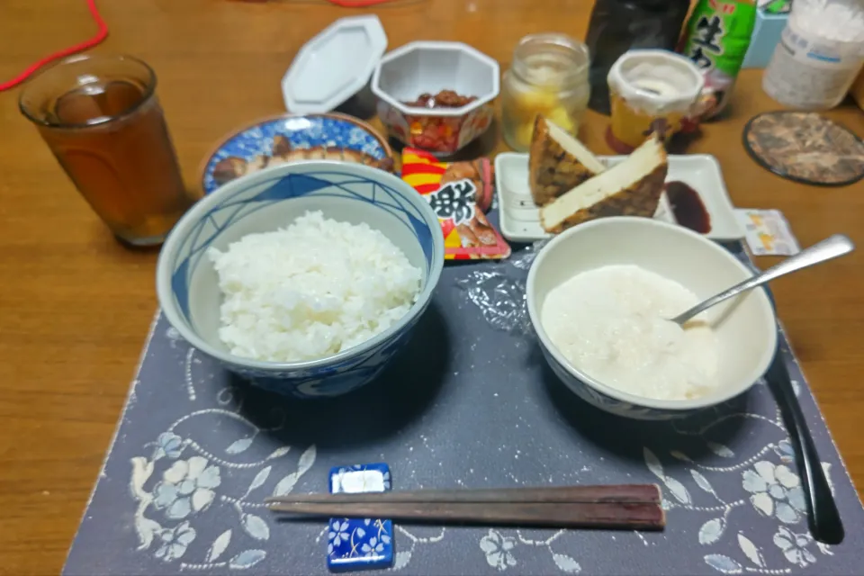 とろろ飯、ポークソテー、絹厚揚げ、煮豆、沢庵、甘栗、六条麦茶、練乳&カシスジャムかけ手作り牛乳プリン(夕飯)|enarinさん