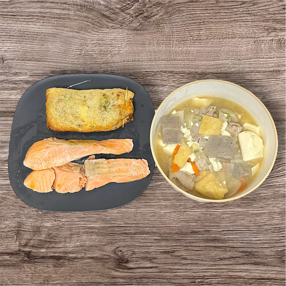 具沢山豚汁と鮭と栃尾揚げ|瀬名さん