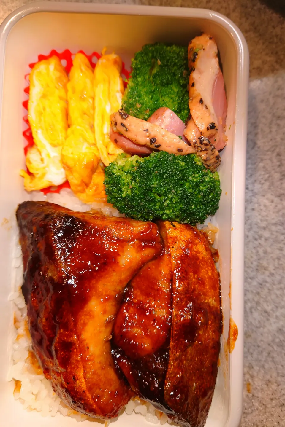 ぶり照焼、合鴨スモークブロッコリー、チーズ卵焼き弁当11/12|まりっぺ2025さん