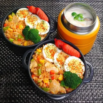 Snapdishの人気料理写真:母とムスコのラブラブおソロ♪クリームシチュー＆チキンライス弁当