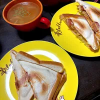 キャベツとウィンナーのホットサンド、コンソメスープ|ハルさん