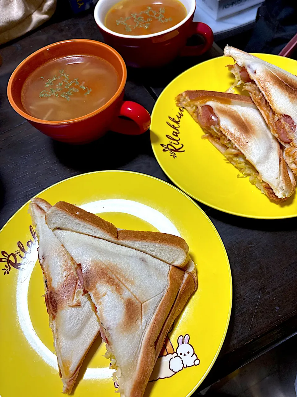 キャベツとウィンナーのホットサンド、コンソメスープ|ハルさん