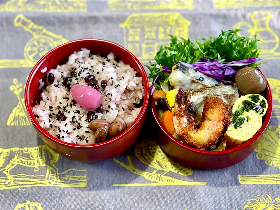 じゃがいものペイザンヌ、タラ、エビフライ、アオサ入り出し巻き卵、お赤飯|めみさん