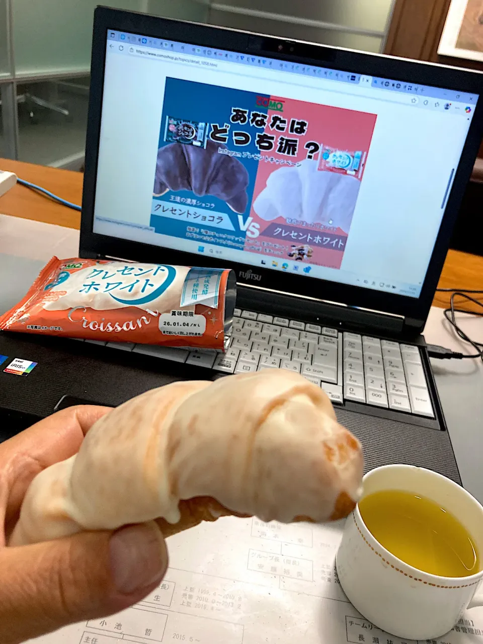 今日の昼ご飯　ロングライフパンの「コモ」さんの「クレセント ホワイト」をいただきまーす😋　昨日は「クレセント ショコラ」をいただいて、両者食べ比べです。ぼくはどっち派かなー？|なびさん