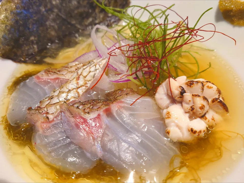 【隣のオイスターバーの姉妹店】
【今週の限定】 
鶏そば・ラーメンTonari
真鯛と白子の塩ラーメン
@神泉2分
 (JR渋谷駅から徒歩13分)
25303
〈醤147塩48噌󠄀22タ10昆9出15
F16冷27混4つ3焼1ポ1〉|大脇さん