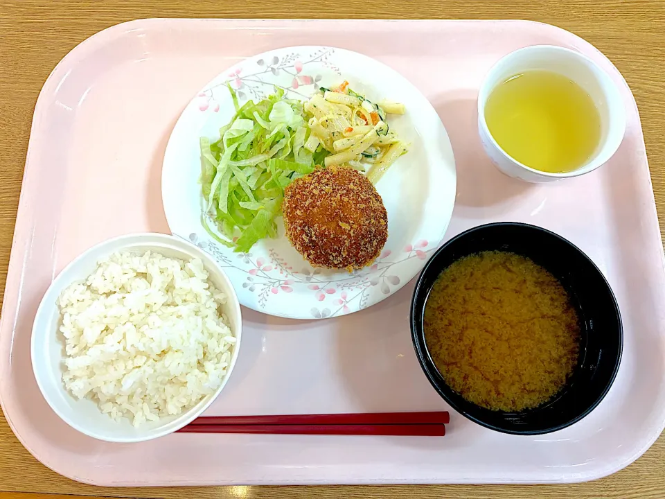 メンチカツ＋刻みレタス、マカロニサラダ|syasyo9_biyoriさん