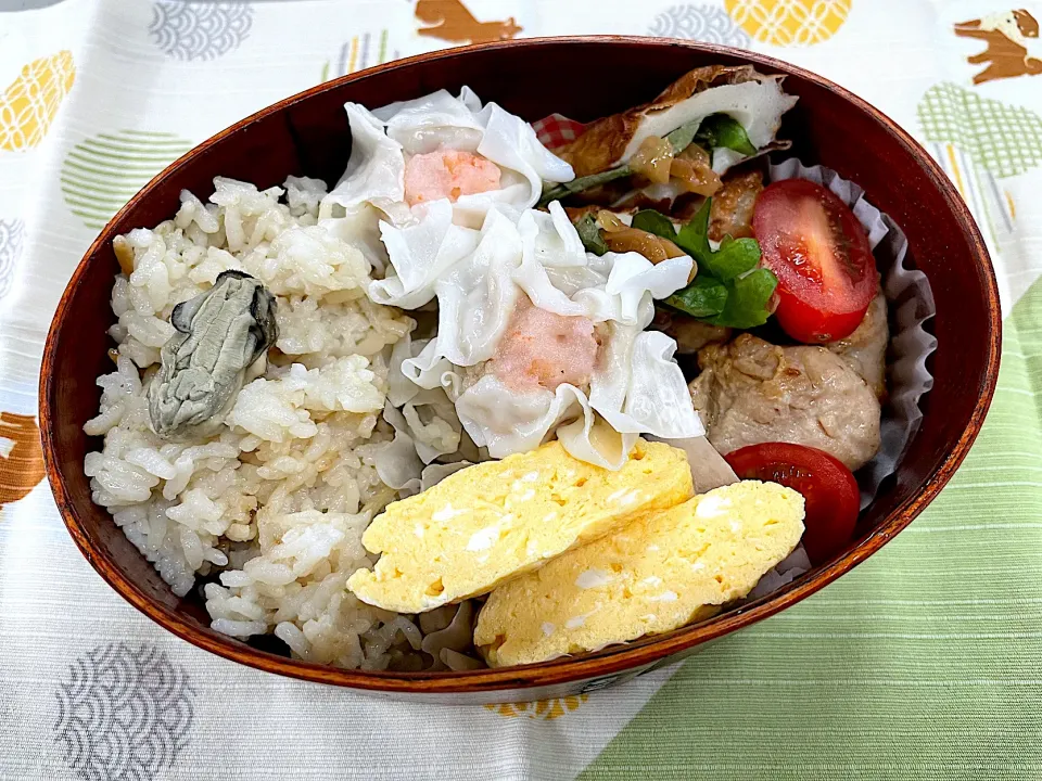 牡蠣ご飯、エビシューマイ、玉子焼、焼鳥、おばんざい🍱|なお🅿️さん