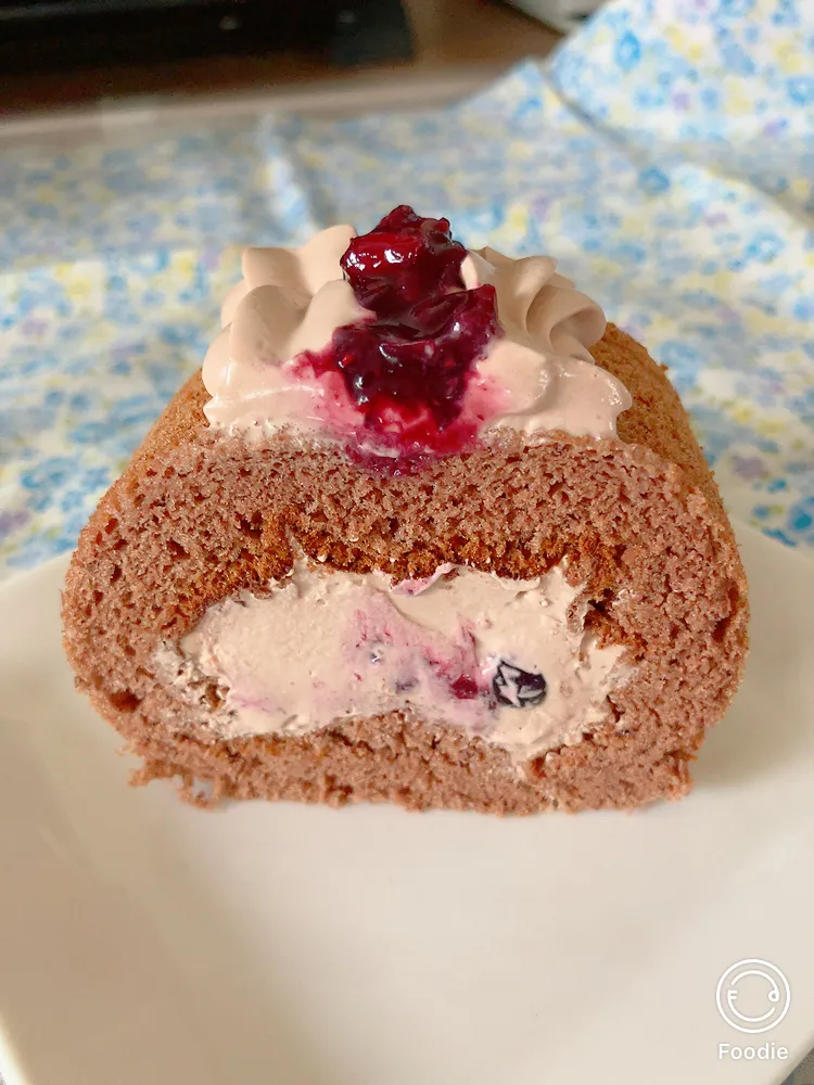 ベリー🫐🍓とショコラのロールケーキ|やっちゃんさん