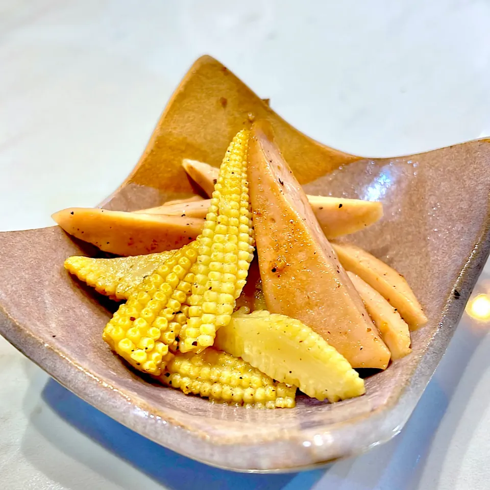 魚肉ソーセージとヤングコーンのバター炒め|ぎんさん