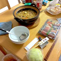 豚こま切れ肉と根菜のうま味噌鍋、お寿司、メロンパン、全粒粉バケット、いちごジャム。| くろーぶやんさん