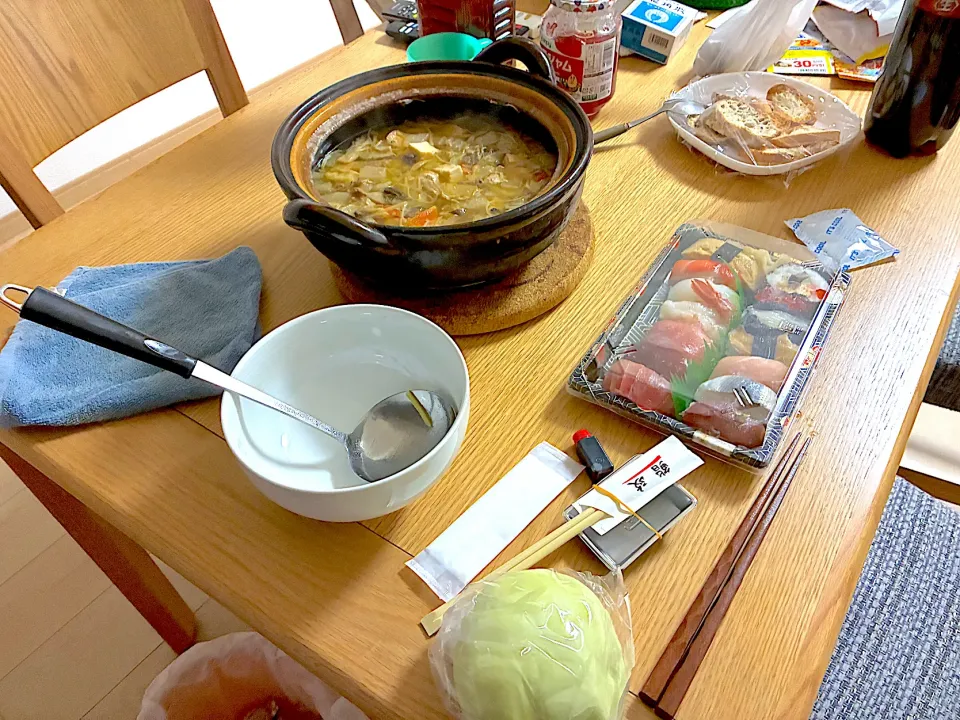 豚こま切れ肉と根菜のうま味噌鍋、お寿司、メロンパン、全粒粉バケット、いちごジャム。|くろーぶやんさん