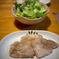ポークソテーと、レタスの胡麻和えサラダ|もえさん