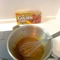 今日の晩ご飯②  「S&Bゴールデンカレー」のルーをお湯で溶かしてカレーソースを作ります|なびさん