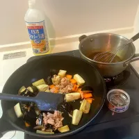 今日の晩ご飯④  ツナ缶のツナを汁ごと投入してさらに炒めます|なびさん