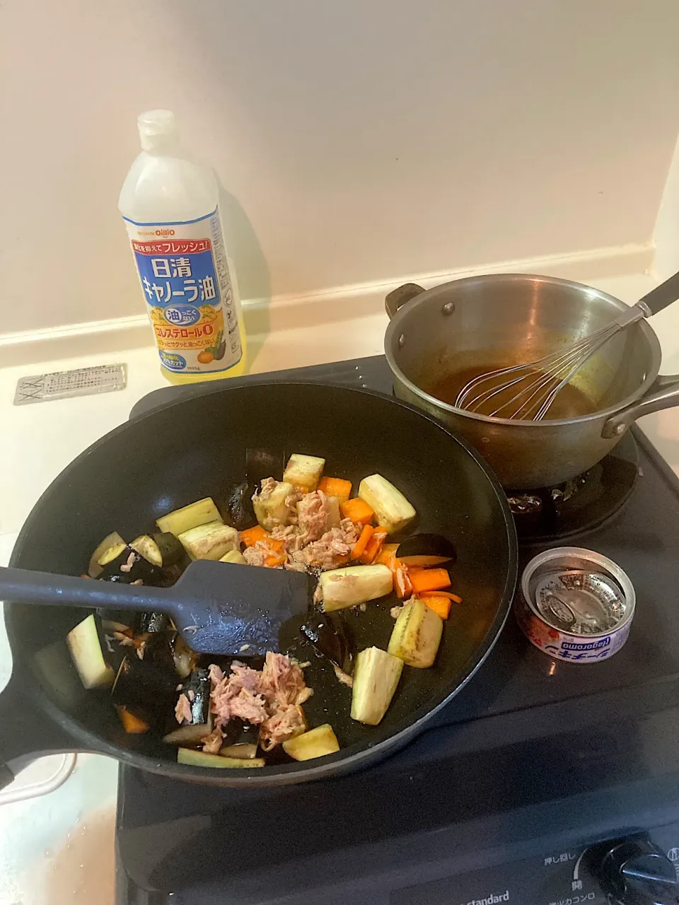 今日の晩ご飯④  ツナ缶のツナを汁ごと投入してさらに炒めます|なびさん