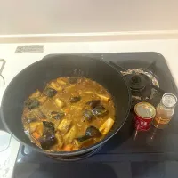 今日の晩ご飯⑥  「S&B カレー粉」とガラムマサラをいう加えて味を調節します。なお、①の集合写真に登場したコンソメくんはツナの出汁と喧嘩しちゃうといけないので結局使いませんでした。代わりというわけでもありませんが、最後に味をしめるために醤油を垂らしました| なびさん