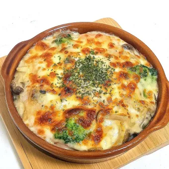 Snapdishの人気料理写真:【そりゃ美味いでしょ！簡単楽チン🎯】濃厚クラムチャウダーのドリア🤤