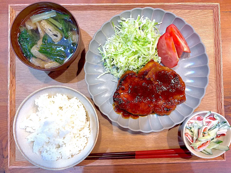 夜ご飯(トンテキ、カニカマきゅうり、小松菜スープ)|cocomikaさん