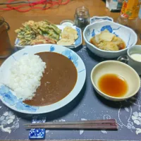 カレーライス、自家製天ぷら盛り合わせ、煮物、なます、唐辛子の葉の佃煮、六条麦茶、練乳かけ手作り牛乳ゼリー(夕飯)|enarinさん